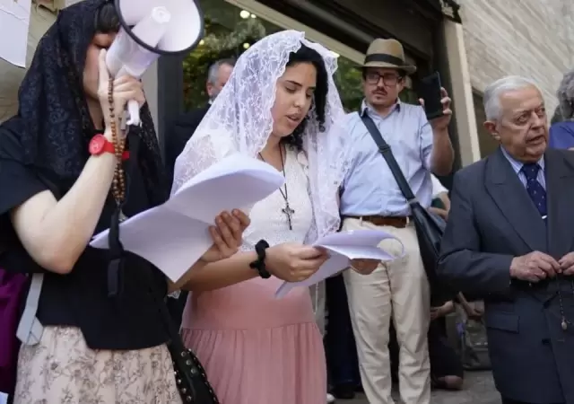 Numerosas personas se unieron en un "rezo colectivo" a las puertas de la productora Olga, en Palermo.