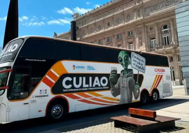 El micro con la pol�mica palabra, ploteado y listo para andar caminos.