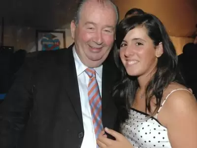 Julio Humberto junto a su nieta, actual presidenta de Arsenal