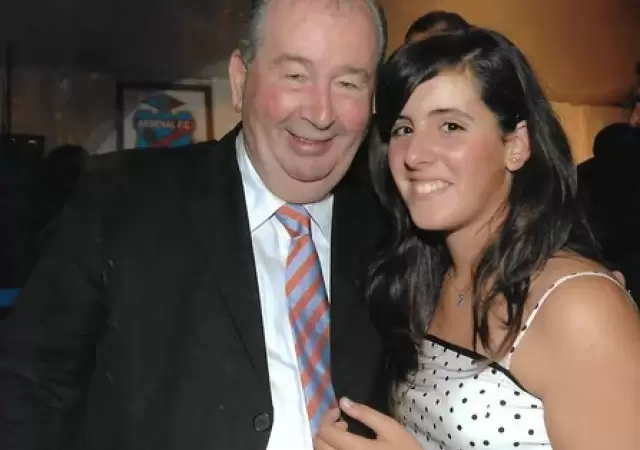 Julio Humberto junto a su nieta, actual presidenta de Arsenal