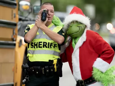 El Grinch policial da a elegir... �Multa o cebolla?