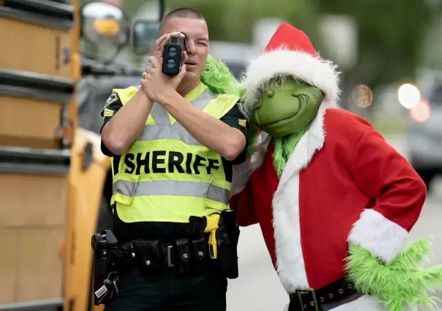 El Grinch policial da a elegir... �Multa o cebolla?