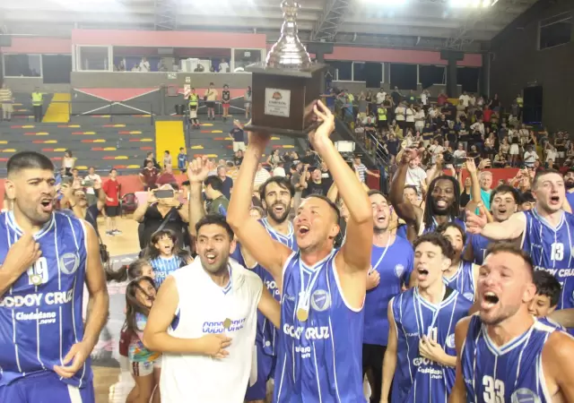 El Tomba se flore� en el Polimeni y grit� campe�n. FOTO: Salto Inicial