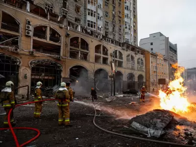Bomberos apagan el fuego tras un ataque ruso este viernes en Kiev.