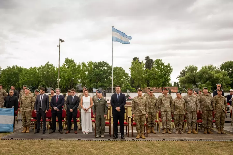 El ministro Petri rodeado de autoridades civiles y militares.