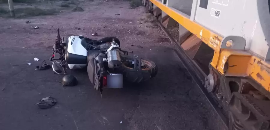 Moto choc� con un tren de carga/ Fuente: Ministerio de Seguridad