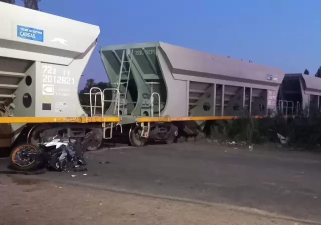 Moto choc� con un tren de carga/ Fuente: Ministerio de Seguridad