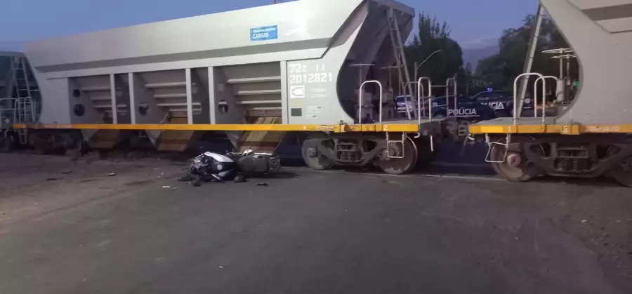 Moto choc� con un tren de carga/ Fuente: Ministerio de Seguridad