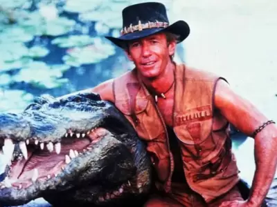 Burt, posando junto a Paul Hogan en Cocodrilo Dundee.