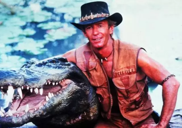 Burt, posando junto a Paul Hogan en Cocodrilo Dundee.