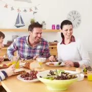 ¿Qué dice tu lugar en la mesa sobre tu personalidad?