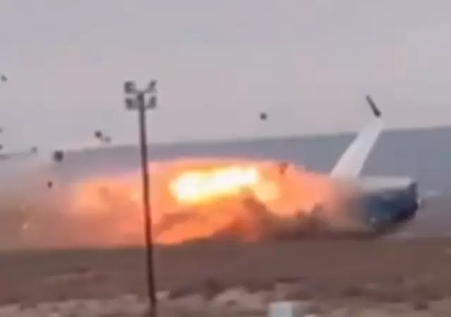 Captura de pantalla del momento en el que la aeronave toca tierra y explota en el mismo instante.