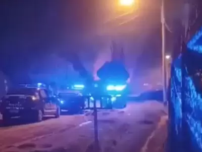 Momento en el que la polic�a arrib� al lugar donde quemaron las viviendas por el asesinato de Benjam�n Rivas.
