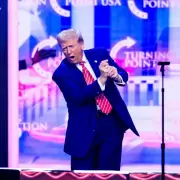 Trump con esp�ritu navide�o: "Feliz Navidad a los lun�ticos radicales de izquierda"