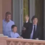 Video: Javier Milei y Mart�n Palermo saludaron desde el balc�n de la Casa Rosada