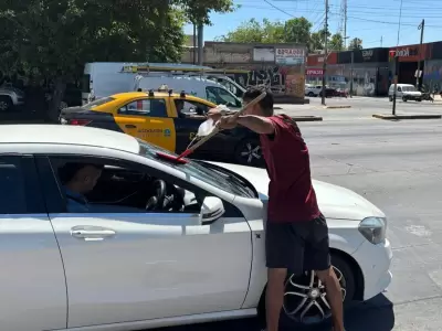 Un limpiavidrios evit� una tragedia en Guaymall�n