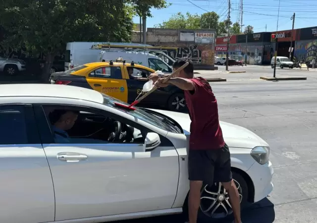Un limpiavidrios evit� una tragedia en Guaymall�n