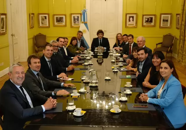 Milei, Karina y Mart�n Menem con los radicales