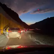 Una frontera en llamas: interminables filas para cruzar a Chile