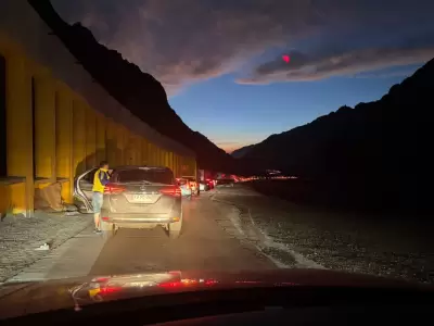 Una frontera en llamas: interminables filas para cruzar a Chile