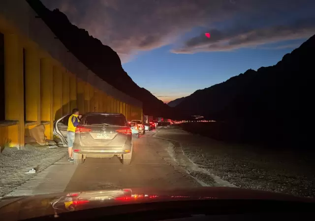 Una frontera en llamas: interminables filas para cruzar a Chile