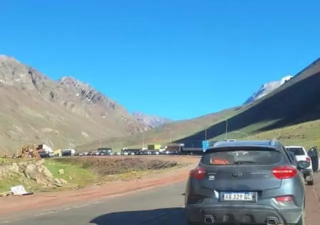 El tr�nsito a Chile qued� paralizado minutos despu�s de las 09.30 de hoy viernes debido a la gran cantidad de viajeros sobre la Ruta 7.