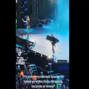 Fan le arruin� un �pico momento del recital de Airbag y la compar� con un pollo