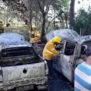 Comieron un asado, salieron en lancha y las brasas les incendiaron sus camionetas