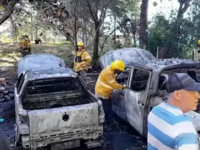 Dos camionetas se incendiaron producto de un fuego mal apagado.