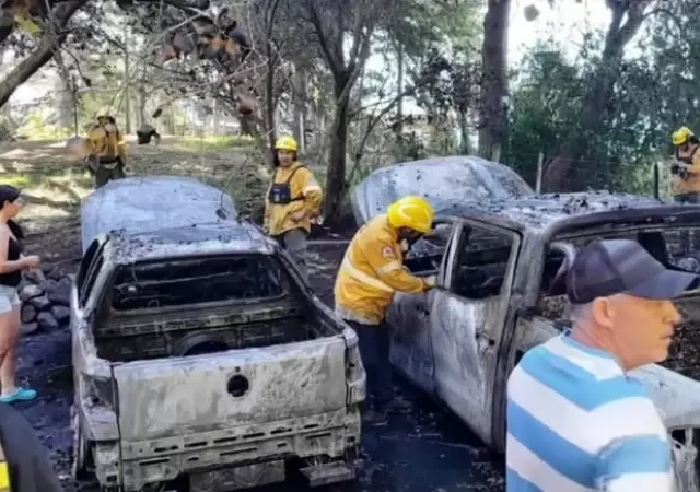 Dos camionetas se incendiaron producto de un fuego mal apagado.
