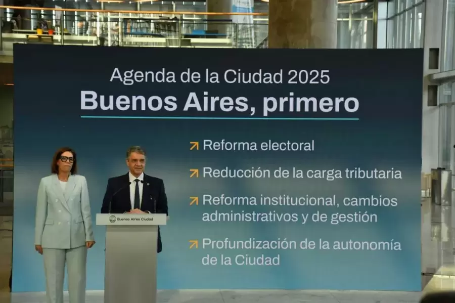 El jefe de gobierno porte�o durante el anuncio, juntoa Laura Alonso, su nueva vocera. (Foto: Agencia Noticias Argentinas)