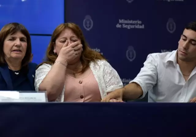 Muy movilizada emocionalmente, la madre del gendarme pidi� por su liberaci�n y regreso a salvo.