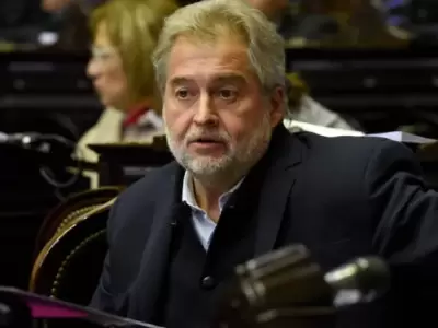 Mirabella apag� la luz de su banca y se despidi� del PJ para formar un bloque aut�nomo.
