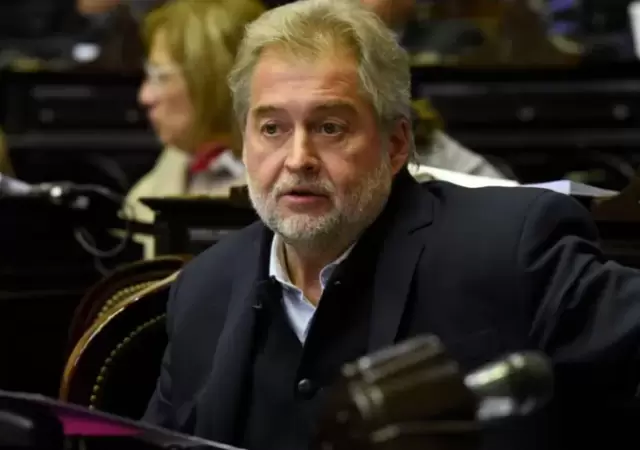 Mirabella apag� la luz de su banca y se despidi� del PJ para formar un bloque aut�nomo.