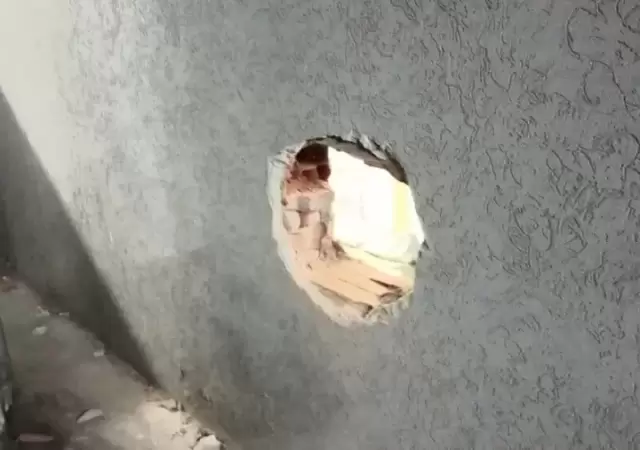 Boquete por el que escaparon los detenidos