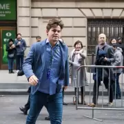 �El ajedrecista Magus Carlsen cancelado por usar jeans!