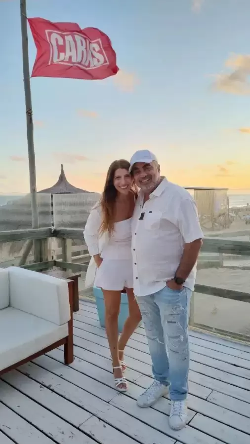 Roberto Moldavsky con su pareja Micaela.