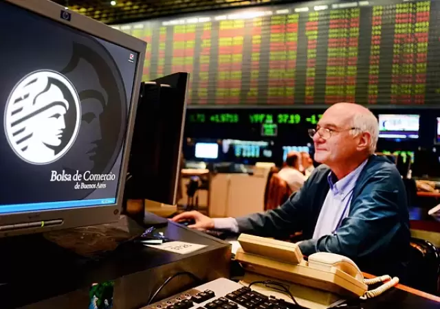 La bolsa opera con bajas de acciones de hasta 4%.
