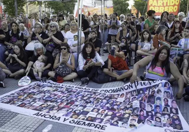 El homenaje a las v�ctimas de Croma��n en Plaza de Mayo.