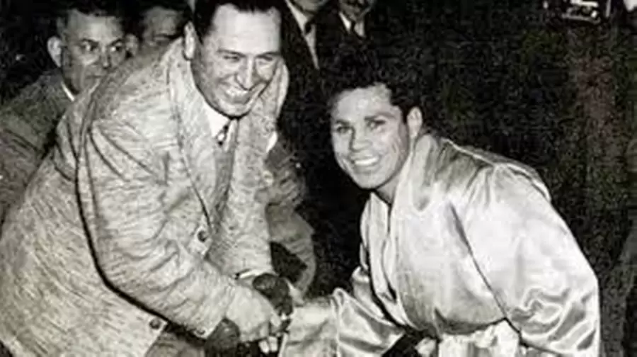 Jos� Mar�a Gatica estrechando la mano del general Juan Domingo Per�n.