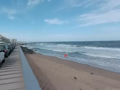 La Playa El Emir es conocida por su oleaje fuerte y rocas peligrosas