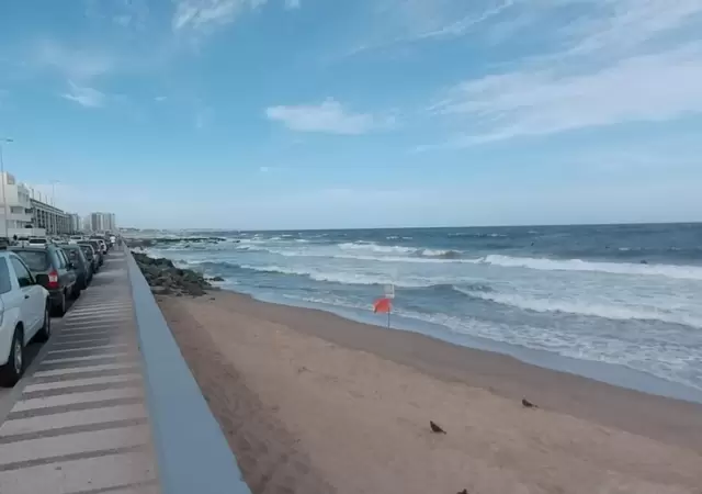 La Playa El Emir es conocida por su oleaje fuerte y rocas peligrosas