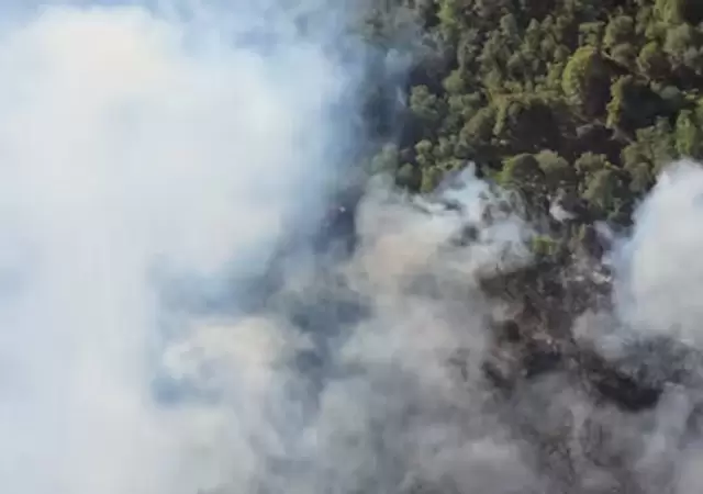 Polic�as y brigadistas analizan estrategias para terminar con  el fuego.