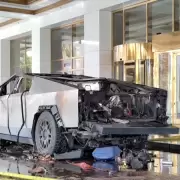 Un muerto y varios heridos tras explotar una camioneta Tesla en un hotel de Trump