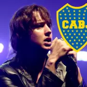 El líder de The Strokes jugó un "picado" con la camiseta de Boca en Nueva York