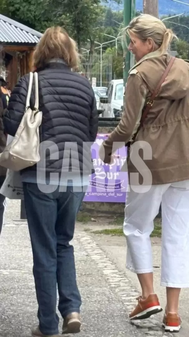 M�xima caminando con un look bastante relajado.