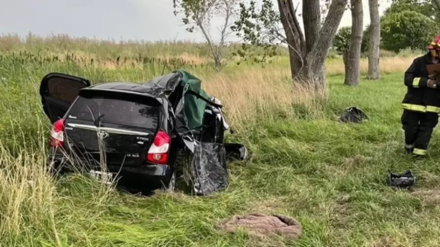 Perdi� el control y su auto volc�.