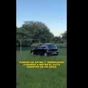Grupo de amigos quiso "meter un gol" con el auto y terminaron mal