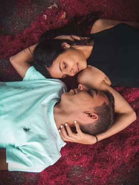Pareja, Yacer Suelo, Mientras, Sujetar Sus Manos