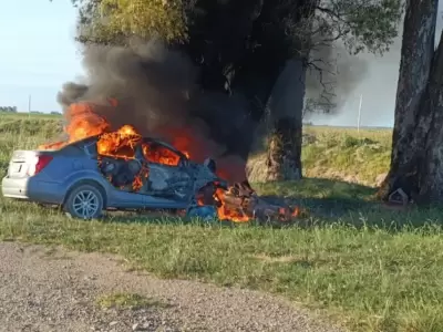 El auto calcinado tras el violento choque.